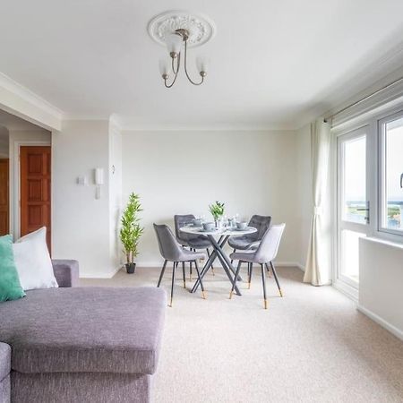 Panoramic Sea View Apartment Sleeps 4-Free Parking Борнмут Экстерьер фото