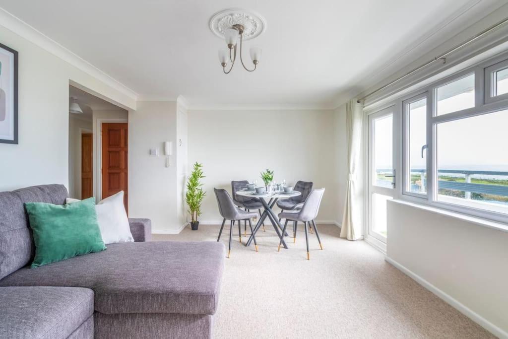 Panoramic Sea View Apartment Sleeps 4-Free Parking Борнмут Экстерьер фото