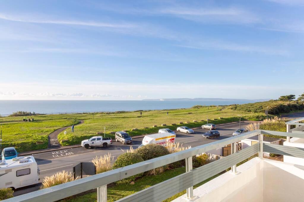 Panoramic Sea View Apartment Sleeps 4-Free Parking Борнмут Экстерьер фото