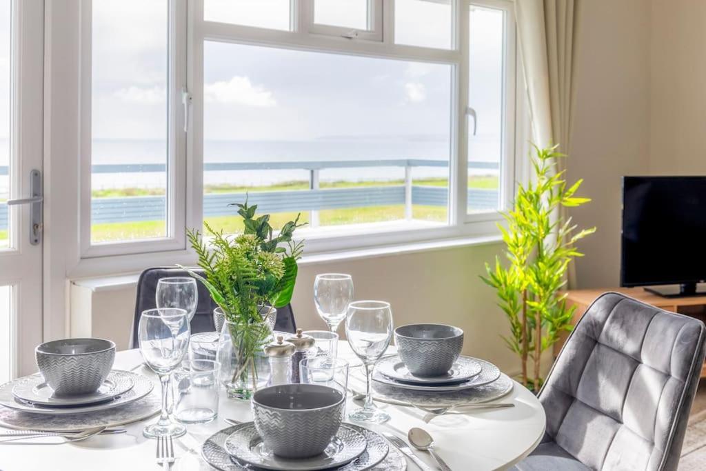 Panoramic Sea View Apartment Sleeps 4-Free Parking Борнмут Экстерьер фото