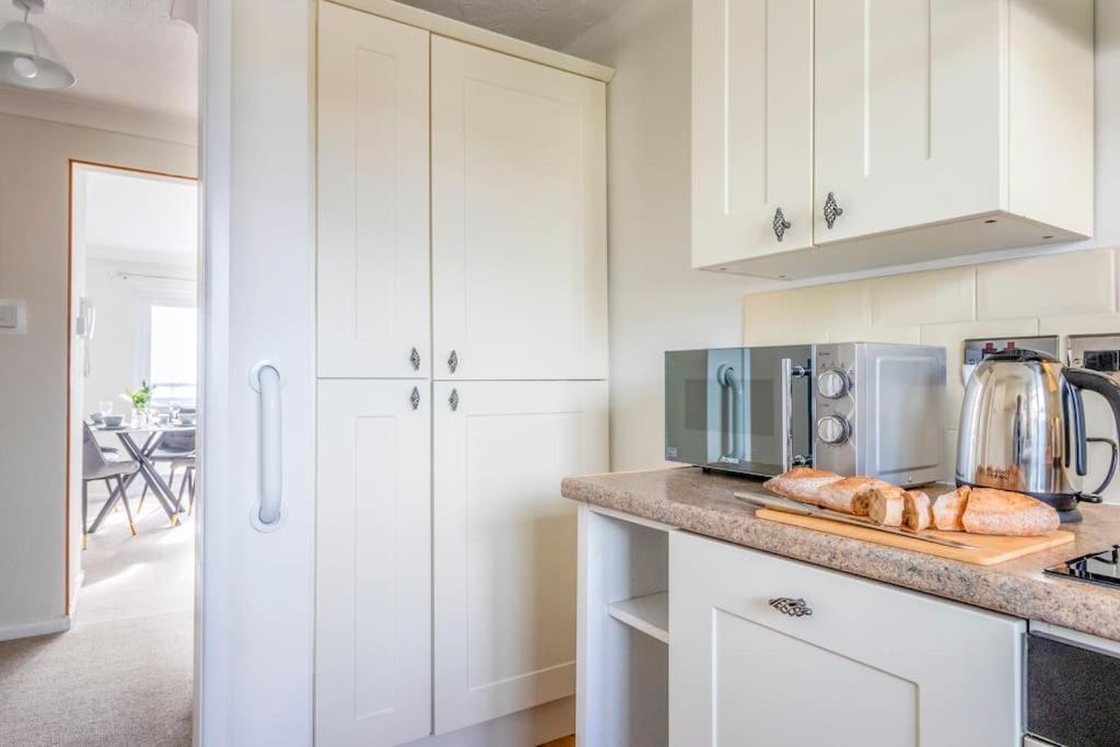 Panoramic Sea View Apartment Sleeps 4-Free Parking Борнмут Экстерьер фото