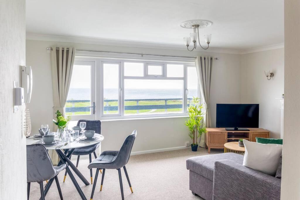 Panoramic Sea View Apartment Sleeps 4-Free Parking Борнмут Экстерьер фото