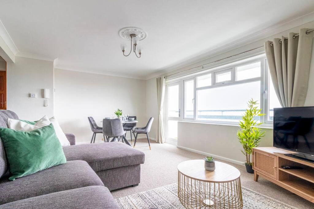 Panoramic Sea View Apartment Sleeps 4-Free Parking Борнмут Экстерьер фото